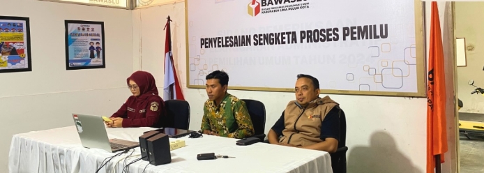 Anggota Bawaslu Kabupaten Lima Puluh Kota, Ismet Aljannata dan Dapit Alexsander bersama Kasubag Pengawasan dan Humas saat mengikuti Kegiatan Ngabuburit Pengawasan yang mengangkat tema “Refleksi Kinerja Pengawas Pemilu Bawaslu Provinsi Sumatera Barat,” yang diselenggarakan oleh Bawaslu Provinsi Sumatera Barat secara daring, (24/2).