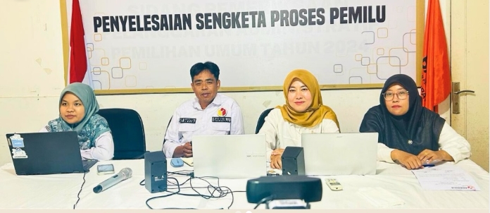 Kasubag Administrasi Ot Saputra yang didampingi oleh Gusmaria selaku Bendahara Pengeluaran Pembantu bersama Staff Sekretariat saat mengikuti  Zoom Meeting dalam rangka Konsolidasi Penyusunan Laporan Keuangan (LK) Badan Pengawas Pemilihan Umum Tahun 2025 Unaudited, (11/2).
