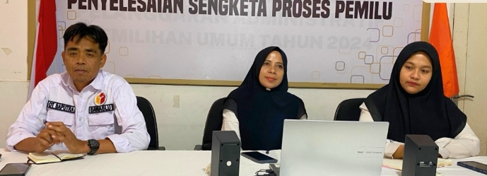 Kepala Sekretariat Bawaslu Lima Puluh Kota, Mellia Rahmi, bersama Kasubag Administrasi Ot Saputra beserta staff Sekretariat saat mengikuti rapat pelaksanaan inventarisasi Barang Milik Negara (BMN) Tahun 2026 yang diselenggarakan oleh Bawaslu RI secara daring, Rabu (4/2).