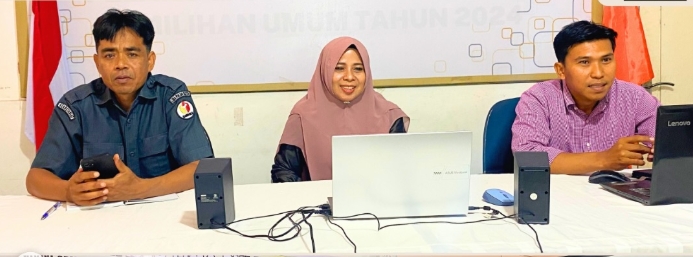 Dapit Alexsander Selaku Anggota Bawaslu Kabupaten Lima Puluh kota bersama Kepala Sekretariat, Meliia Rahmi dan Ot Saputra Selaku Kasubag Administrasi saat mengikuti rapat terkait sewa kendaraan operasional pada Bawaslu Kabupaten/Kota se-Sumatera Barat yang diselenggarakan oleh Bawaslu Provinsi Sumatera Barat secara daring, Selasa (3/2).