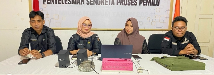 Kepala Sekretariat Bawaslu Lima Puluh Kota, Mellia Rahmi yang didampingi oleh Kasubag Administrasi Ot Saputra, Kasubag Pengawasan dan Humas, Eliza, serta Kasubag Penanganan Pelanggaran Penyelesaian Sengketa Proses Pemilu dan Hukum, Ferdhy Aswindo saat mengikuti rapat rutin setiap hari Senin dengan agenda Pembinaan dan Evaluasi Berkelanjutan untuk Kesekretariatan Bawaslu yang Andal, yang diselenggarakan secara daring oleh Bawaslu RI pada Senin (2/2).