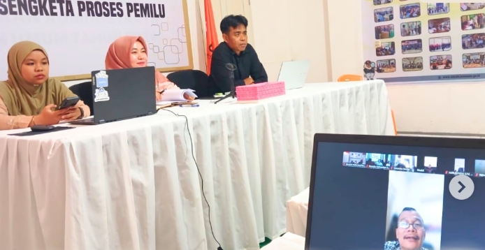 Kasubag Administrasi, Ot Saputra, bersama Bendahara Pengeluaran Pembantu, Gusmaria beserta staff Sekretariat saat mengikuti Rapat Persiapan Penyusunan Laporan Keuangan yang diselenggarakan  oleh Bawaslu Provinsi Sumatera Barat secara daring, (15/1).