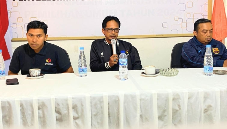 Ketua Bawaslu Lima Puluh Kota, Yoriza Asra bersama Anggota Bawaslu Lima Puluh Kota, Dapit Alexsander dan Ismet Aljannata saat memberikan sambutan dan arahan di kegiatan penyambutan tenaga alih daya di Sekretariat Bawaslu Lima Puluh Kota, (30/1).