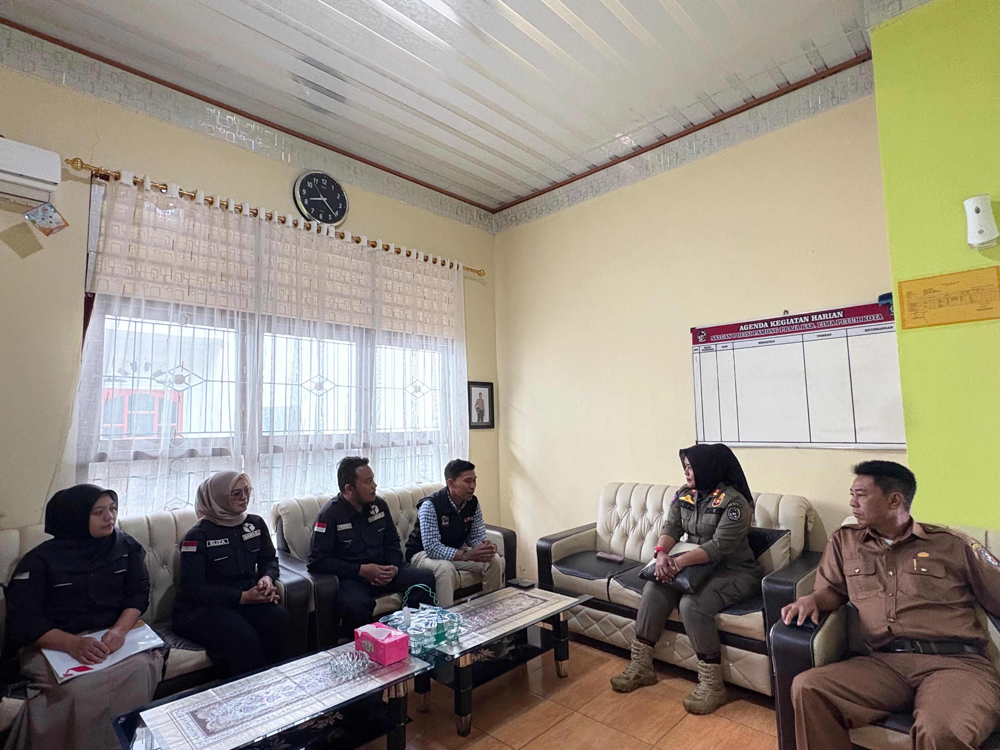 Anggota Bawaslu Lima Puluh Kota Dapit Alexsander bersama jajaran sekretariat saat melakukan Koordinasi terkait penyusunan Nota Kesepakatan (MoU) Pengawasan Pemilu dan Pilkada dengan Satpol PP Kabupaten Lima Puluh Kota yang diwakili oleh  Icha, (20/1).