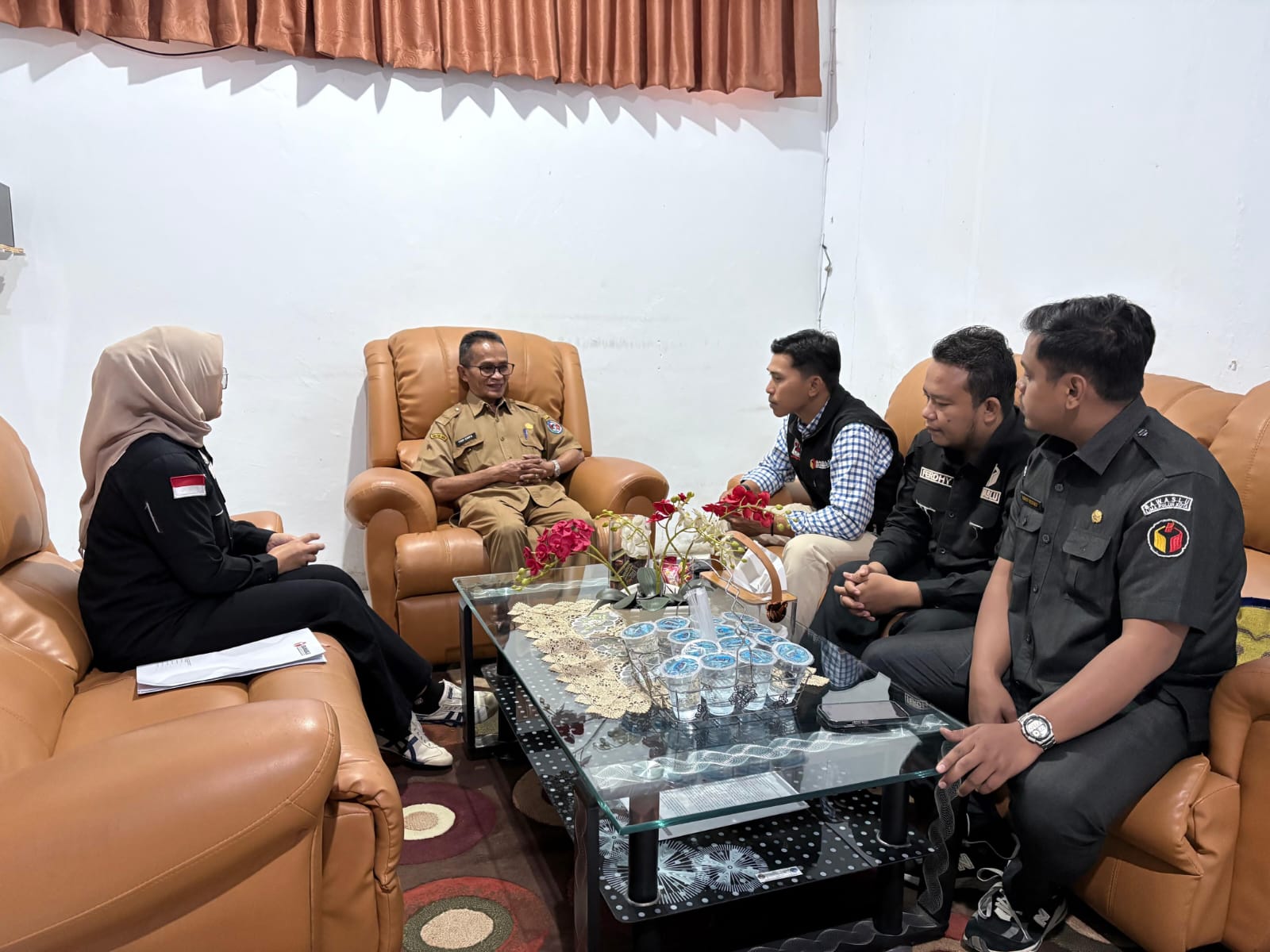 Anggota Bawaslu Lima Puluh Kota Dapit Alexsander bersama jajaran sekretariat saat melakukan Koordinasi terkait penyusunan Nota Kesepakatan (MoU) Pengawasan Pemilu dan Pilkada dengan Kominfo Kabupaten Lima Puluh Kota, (20/1).