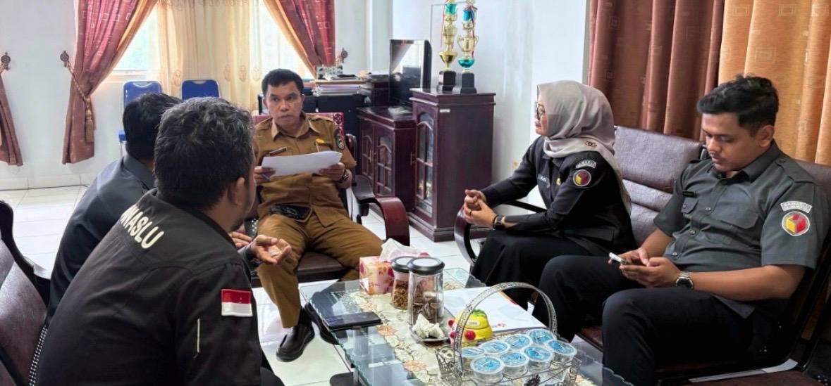Anggota Bawaslu Lima Puluh Kota Dapit Alexsander bersama jajaran sekretariat saat melakukan Koordinasi terkait penyusunan Nota Kesepakatan (MoU) Pengawasan Pemilu dan Pilkada dengan BKPSDM Kabupaten Lima Puluh Kota yang diwakilkan oleh  Khamzurni, (19/1).