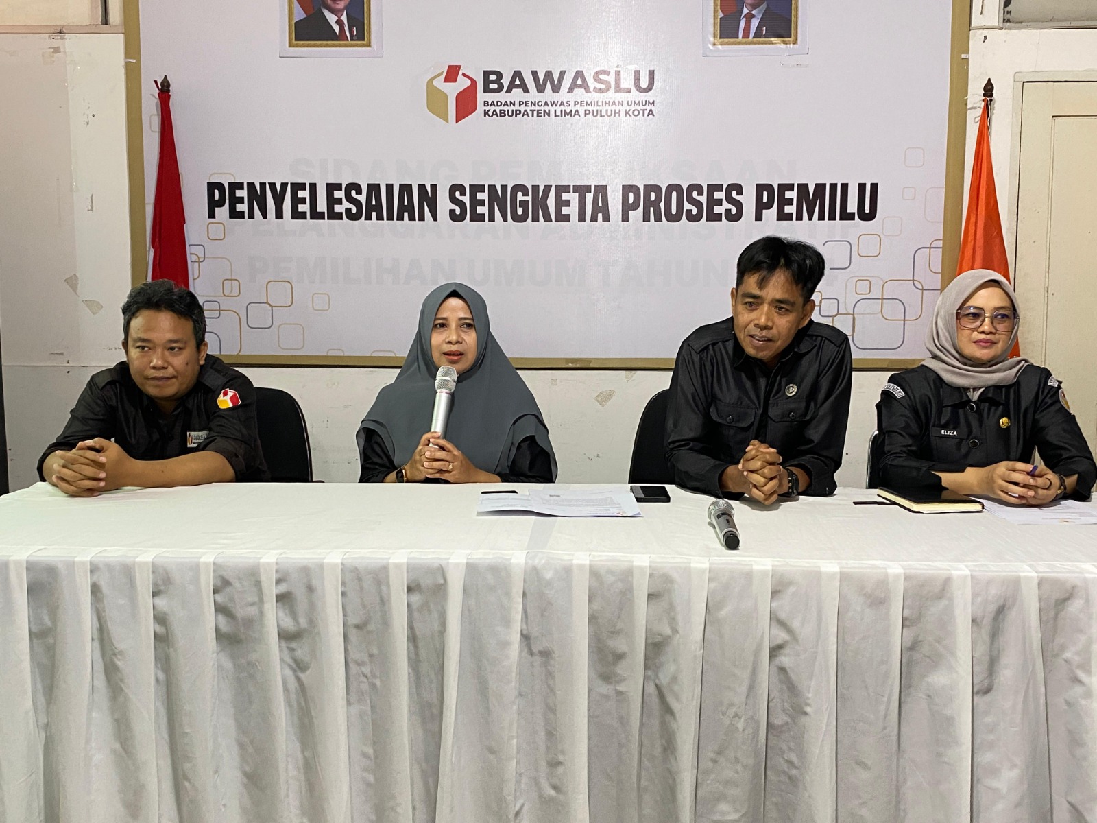 Kepala Sekretariat, Mellia Rahmi bersama Kasubag saat menyampaikan arahan di  rapat internal bulanan Bawaslu Kabupaten Lima Puluh Kota, (9/2).