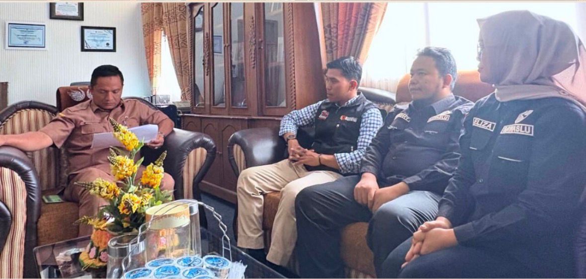 Anggota Bawaslu Lima Puluh Kota, Dapit Alexsander yang didampingi Kasubag Pengawasan dan Humas, Eliza, dan Kasubag Penanganan Pelanggaran dan Penyelesaian Sengketa Proses Pemilu dan Hukum, Ferdhy Aswindo saat melakukan penjajakan kerja sama (MOU) dengan Disdukcapil Kabupaten Lima Puluh Kota.