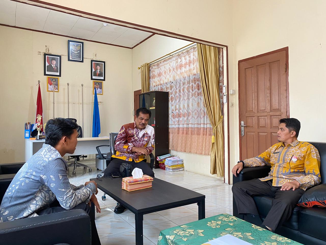 Anggota Bawaslu Lima Puluh Kota Dapit Alexsander saat melakukan koordinasi terkait penjajakan kerja sama melalui rencana penandatanganan nota kesepahaman (MoU) dengan Kepala Cabang Dinas Pendidikan Wilayah IV Sumatera Barat, Syafruddin, didampingi Kepala Seksi Sekolah Menengah Atas (SMA) dan Sekolah Luar Biasa (SLB), Tasman Firdaus.