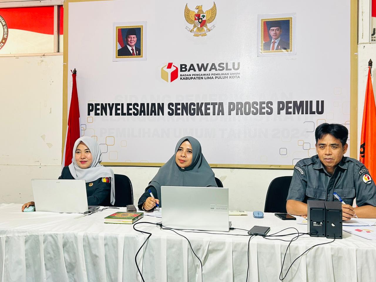 Kepala Sekretariat Bawaslu Lima Puluh Kota, Mellia Rahmi yang didampingi Ot Saputra selaku Kasubag Administrasi bersama Gusmaria selaku Bendahara Pengeluaran Pembantu, saat mengikuti kegiatan  Reviu RKA-K/L Bawaslu yang digelar oleh Bawaslu RI secara daring.