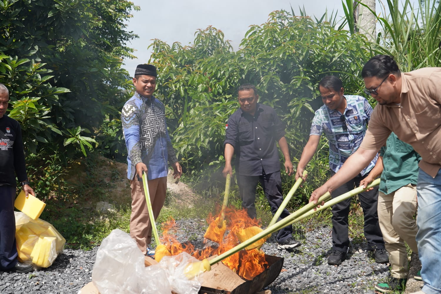 Anggota Bawaslu Lima Puluh Kota, Ismet Aljannata saat melakukan pemusnahan barang persediaan non arsip Komisi Pemilihan Umum  Kabupaten Lima Puluh Kota pasca pemilu dan pemilihan tahun 2024, (12/2).