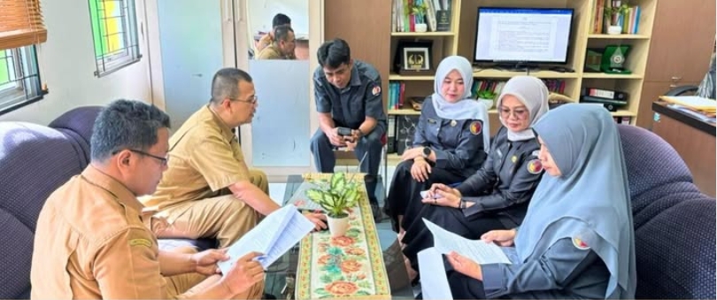 Kepala Sekretariat Bawaslu Lima Puluh Kota, Meliia Rahmi yang didampingi oleh Kasubag Administrasi, Ot Saputra, Kasubag Pengawasan dan Humas, Eliza dan Bendahara Pengeluaran Pembantu, Gusmaria saat melakukan pembahasan tindak lanjut rancangan Nota Kesepakatan antara Bawaslu Lima Puluh Kota dengan Pemerintah Daerah  Kabupaten Lima Puluh Kota, (23/2).
