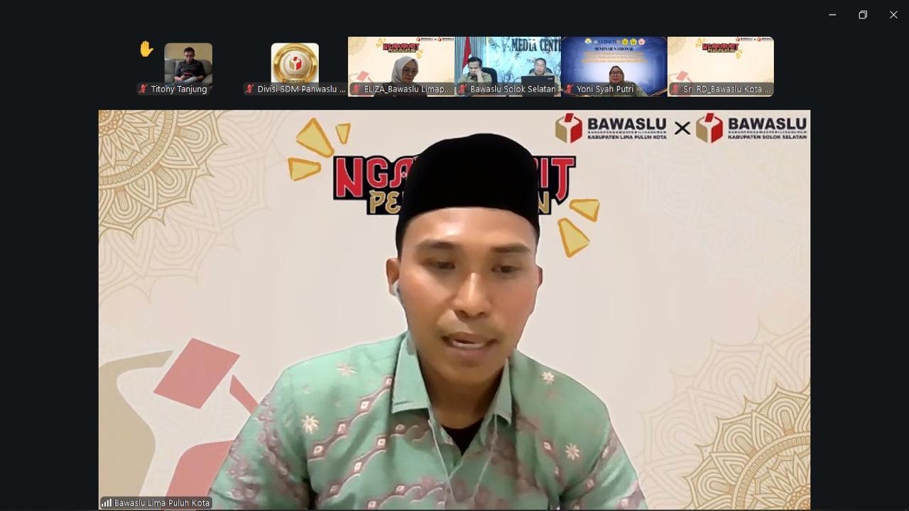 Dapit Alexsander Selaku Anggota Bawaslu Lima Puluh Kota saat menjadi narasumber kagiatan ngabuburit pengawasan, (5/3)