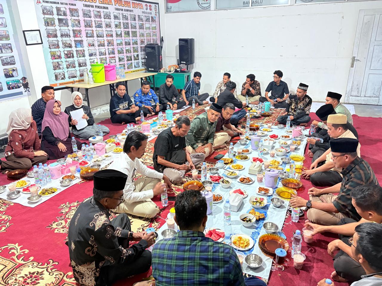 Suasana berbuka puasa bersama keluarga besar Bawaslu Lima Puluh Kota, (5/3)