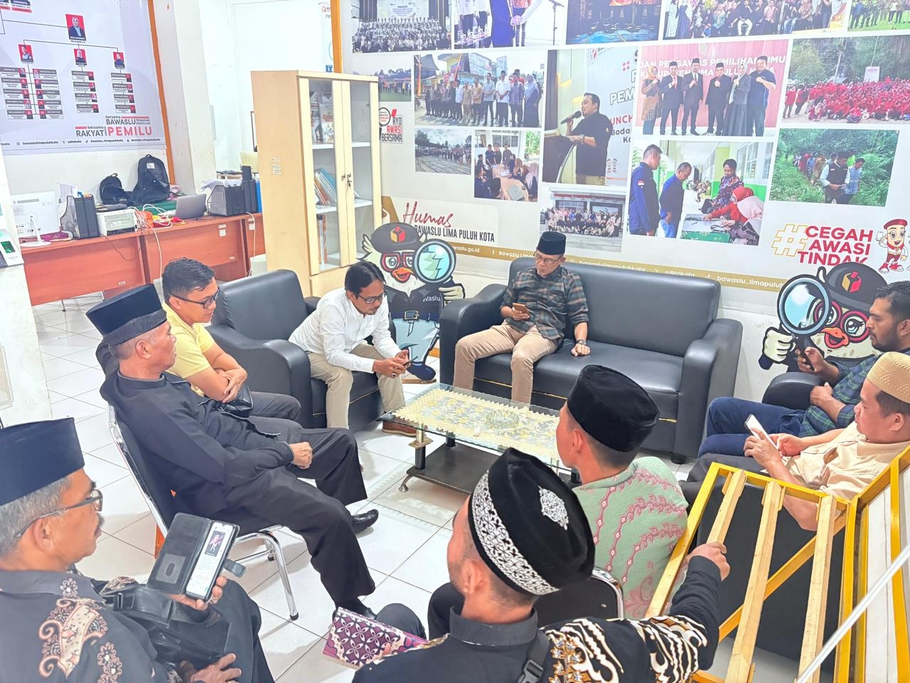 Ketua Bawaslu Lima Puluh Kota, Yoriza Asra bersama Anggota Bawaslu Lima Puluh kota, Ismet Aljannata dan Dapit Alexsander saat melakukan diskusi demokrasi dengan Stakeholders, Kamis (5/3).