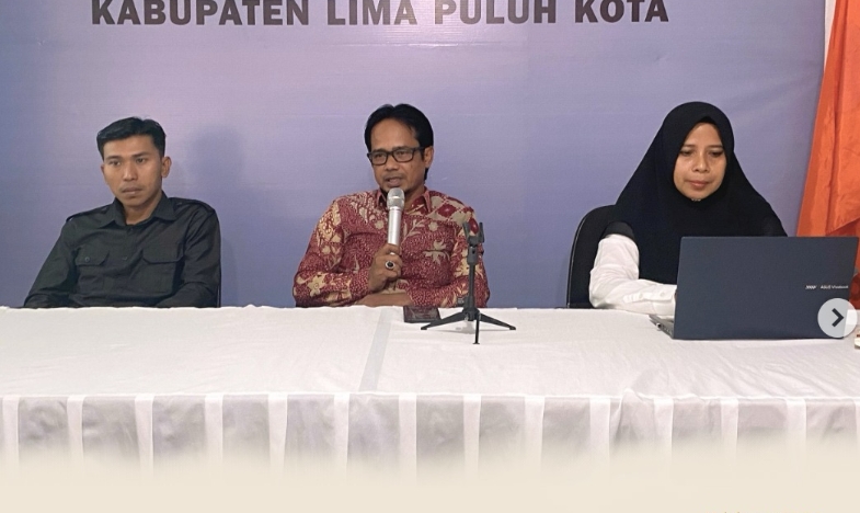 Ketua Bawaslu Kabupaten Lima Puluh Kota Yoriza Asra, didampingi oleh Anggota Bawaslu Kabupaten Lima Puluh Kota, Dapit Alexsander dan Kepala Sekretariat Bawaslu Lima Puluh Kota, Mellia Rahmi, saat menjadi narasumber di kegiatan Rapat di Kantor (RDK) Implementasi Reformasi Birokrasi, Rabu (11/3).