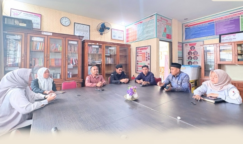 Anggota Bawaslu Lima Puluh Kota, Dapit Alexsander, yang didampingi oleh Kepala Subbagian Pengawasan, Eliza, serta staf sekretariat, saat melaksanakan koordinasi dengan KPU Kabupaten Lima Puluh Kota guna mempersiapkan pelaksanaan Rapat Pleno Pemutakhiran Data Pemilih Berkelanjutan (PDPB) Triwulan I Tahun 2026, (4/3).