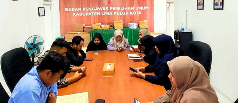 Kasubag Administrasi, Ot Saputra dan Staff Sekretariat Bawaslu Lima Puluh Kota saat mengikuti kegiatan Jumat Sehati dan Jumpa Berlian dengan agenda tadarus Al-Qur’an, Jumat (6/3).