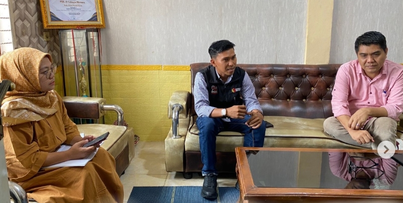 Anggota Bawaslu Lima Puluh Kota, Dapit Alexsander bersama staff sekretariat saat melakukan koordinasi dengan perangkat nagari di Kabupaten Lima Puluh Kota, (6/3).