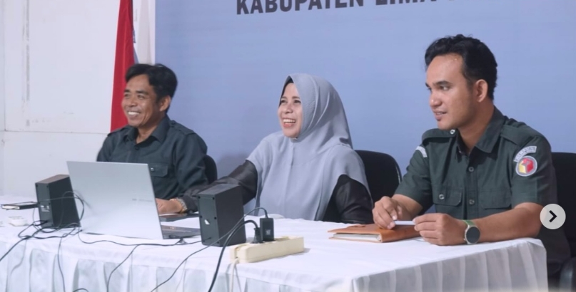 Kepala Sekretariat Mellia Rahmi didampingi oleh  Kasubag Administrasi Ot Saputra, serta Kasubag Hukum, Pencegahan, Partisipasi Masyarakat dan Hubungan Masyarakat (HPPH), Prima Migraha saat mengikuti rapat rutin yang digelar setiap hari Senin dengan agenda Pembinaan dan Evaluasi Berkelanjutan oleh Bawaslu RI secara daring pada Senin (9/3).