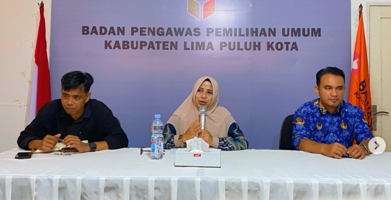 Kepala Sekretariat (Kasek) Bawaslu Lima Puluh Kota Mellia Rahmi didampingi Kasubag Administrasi Ot Saputra dan Kasubag Penanganan Pelanggaran Penyelesaian Sengketa Proses Pemilu dan Hukum Prima Nugraha S. Sinaga saat memberikan arahan di kegiatan evaluasi kinerja sekaligus penguatan kedisiplinan bagi jajaran sekretariat pada Kamis, (23/4).