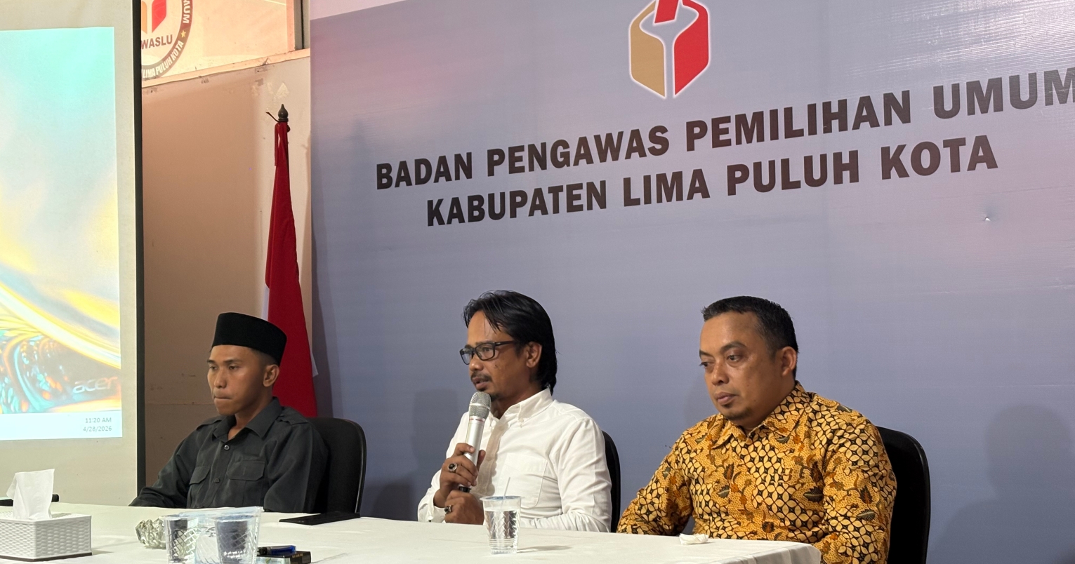 Ketua Bawaslu Lima Puluh Kota Yoriza Asra, saat memberikan arahan kepada seluruh jajaran sekretariat  di kegiatan Rapat Dalam Kantor (RDK) Pengelolaan dan Pelayanan Data Informasi Publik di Aula Sekretariat Bawaslu Lima Puluh Kota, Sabtu (18/4).