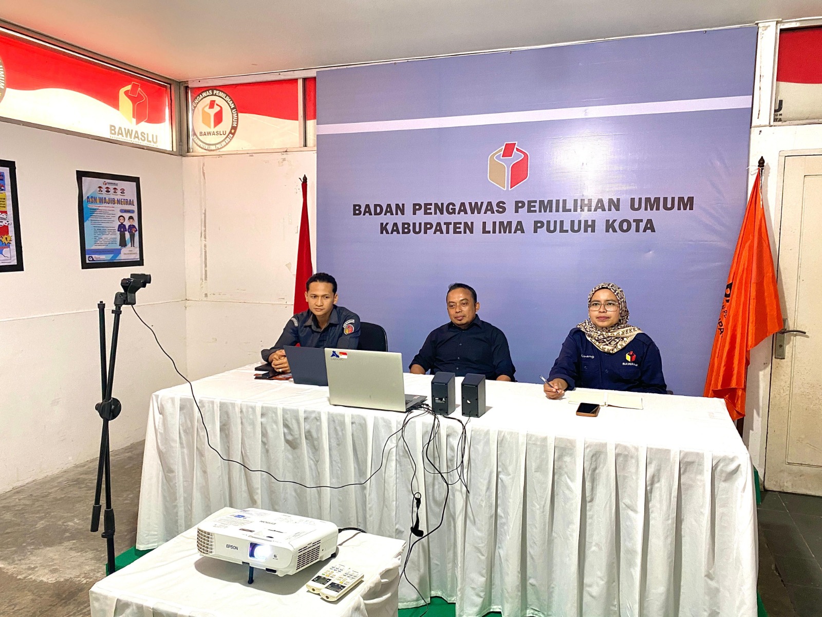Anggota Bawaslu Kabupaten Lima Puluh Kota, Ismet Aljannata bersama jajaran staff sekretariat saat mengikuti kegiatan Rapat Rencana Kerja (Renja) Divisi Penyelesaian Sengketa Tahun 2026 yang diselenggarakan oleh Bawaslu Provinsi Sumatera Barat secara daring, Selasa (7/4).