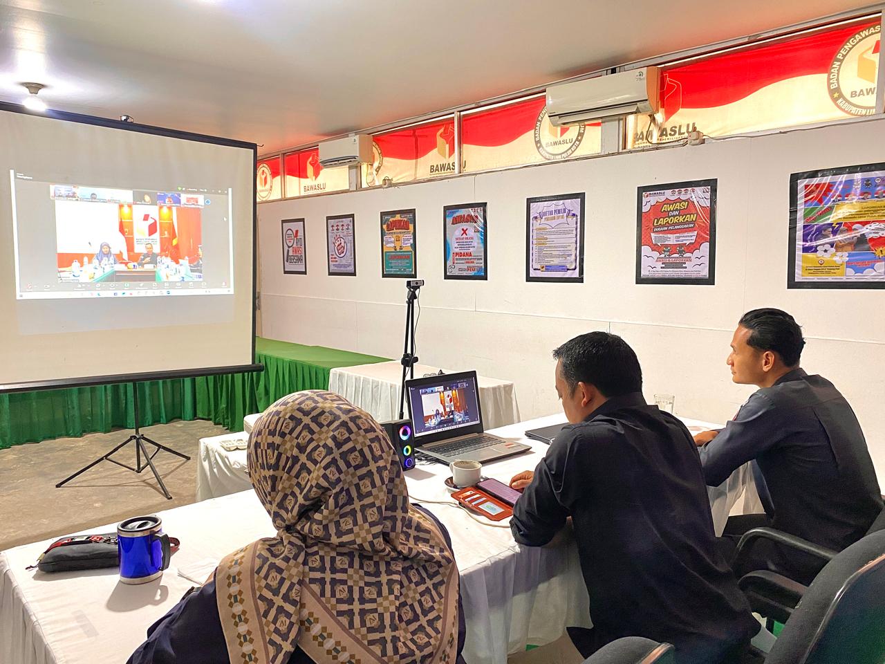 Ismet Aljannata selaku Anggota Bawaslu Kabupaten Lima Puluh Kota bersama staff sekretariat saat mengikuti kegiatan Rapat Koordinasi (Rakor) Penanganan Pelanggaran bersama Bawaslu Kabupaten/Kota se-Sumatera Barat yang diselenggarakan pada Selasa (7/4).