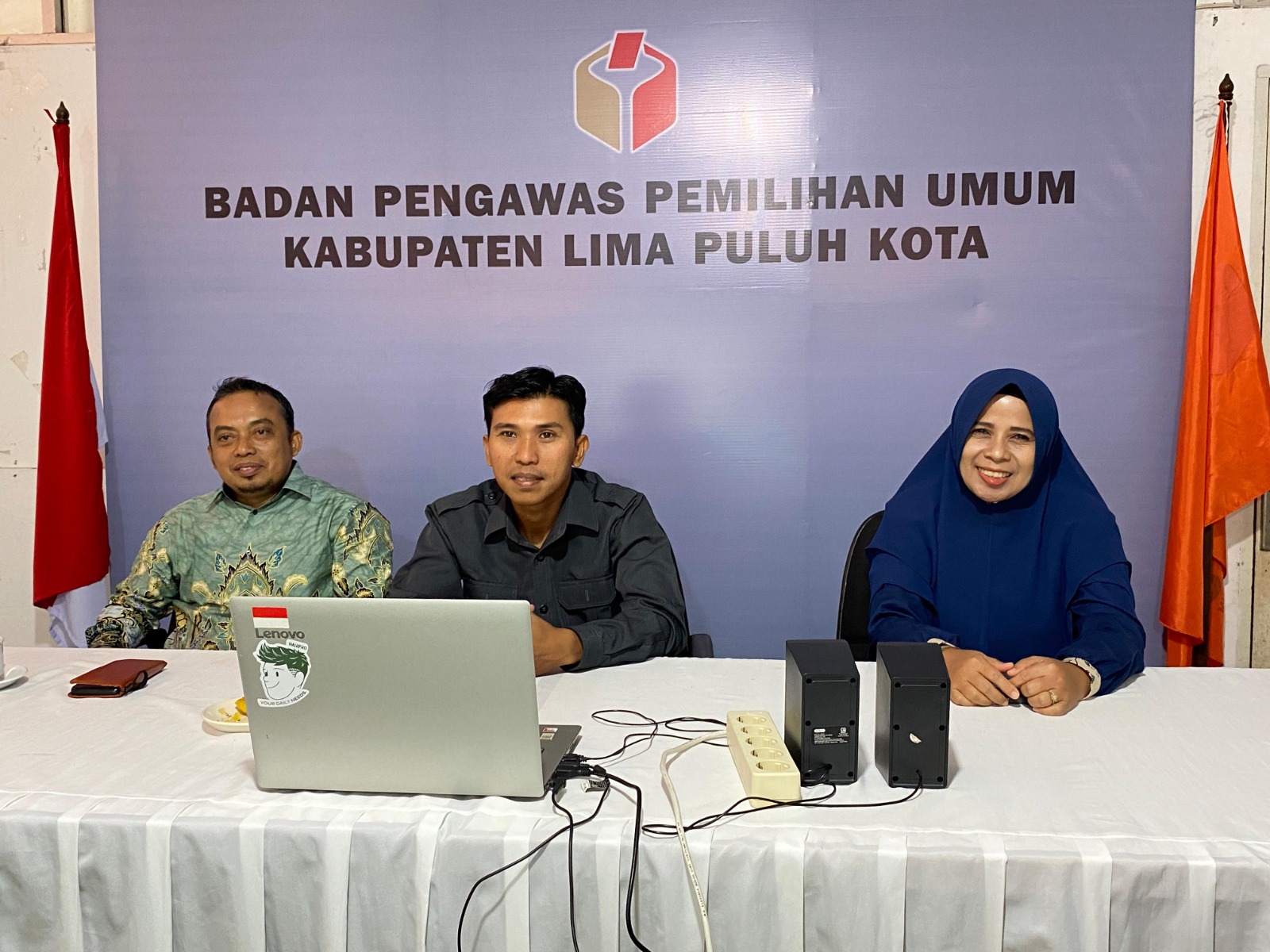 Anggota Bawasu Kabupaten Lima Puluh Kota, Ismet Aljannata dan Dapit Alexsander, dan Kepala  Sekretariat Bawaslu Lima Puluh Kota saat mengikuti kegiatan Rapat Konsolidasi, Halal Bihalal, dan Santunan Sosial Insan Pengawas Pemilu bertajuk “Menjalin Silaturahmi, Menguatkan Soliditas” yang diselenggarakan oleh Bawaslu Republik Indonesia pada Rabu (8/4).