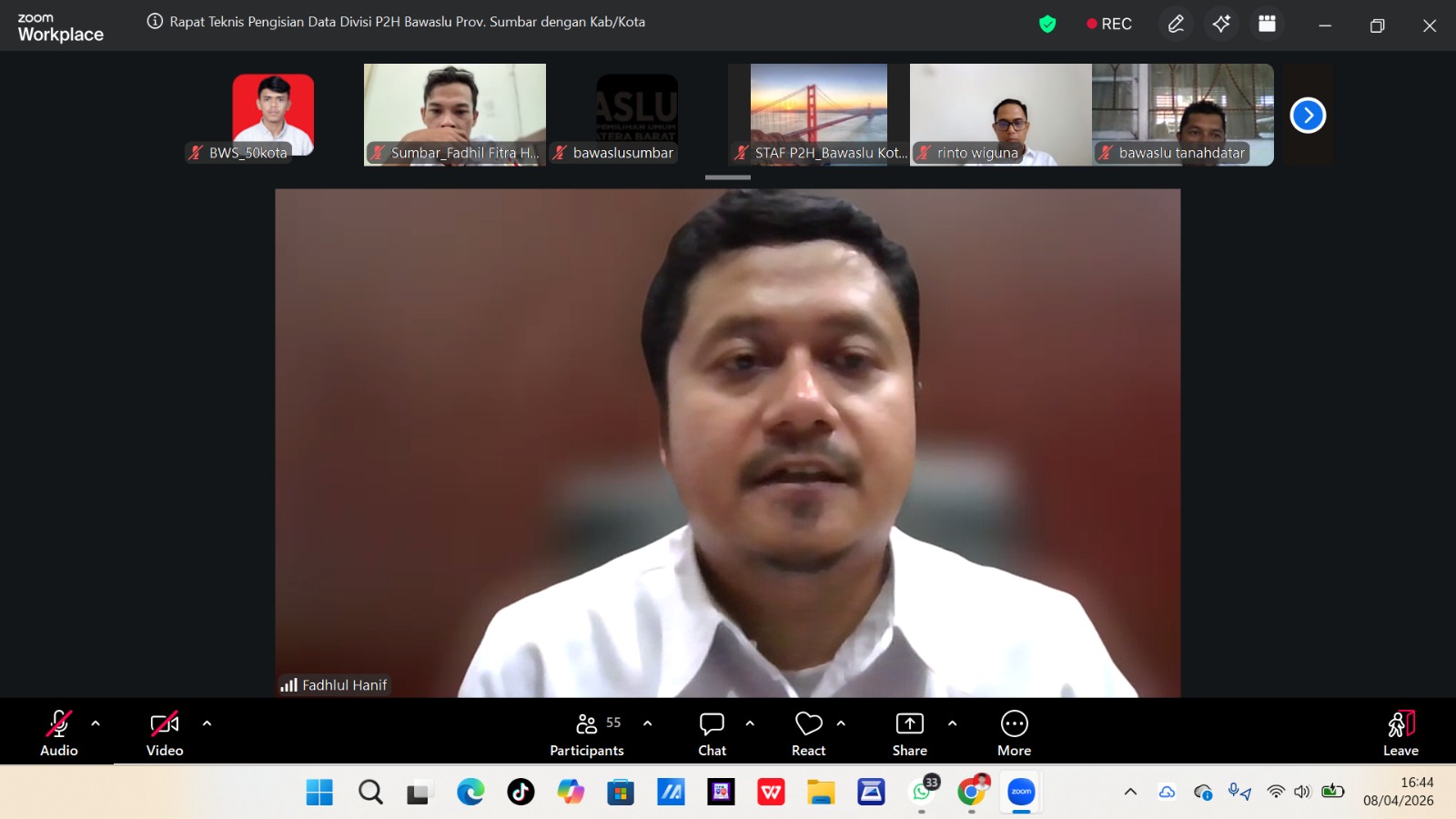 Kepala Bagian Pengawasan Bawaslu Provinsi Sumatera Barat, Fadlul Hanif saat menyampaikan arahan di kegiatan Rapat Kerja Teknis (Rakernis) Pengisian Data Divisi Pencegahan, Partisipasi Masyarakat, dan Hubungan Masyarakat (P2P) Triwulan I Tahun 2026 yang diselenggarakan secara daring, Kamis (8/4).