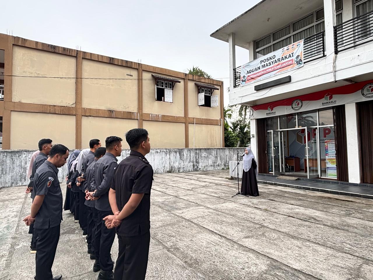 Kepala Sekretariat Bawaslu Lima Puluh Kota, Mellia Rahmi saat menyampaikan arahan kepada  kasubag dan seluruh staff sekretariat Bawaslu Lima Puluh Kota di kegiatan apel pagi rutin, Senin (13/4).