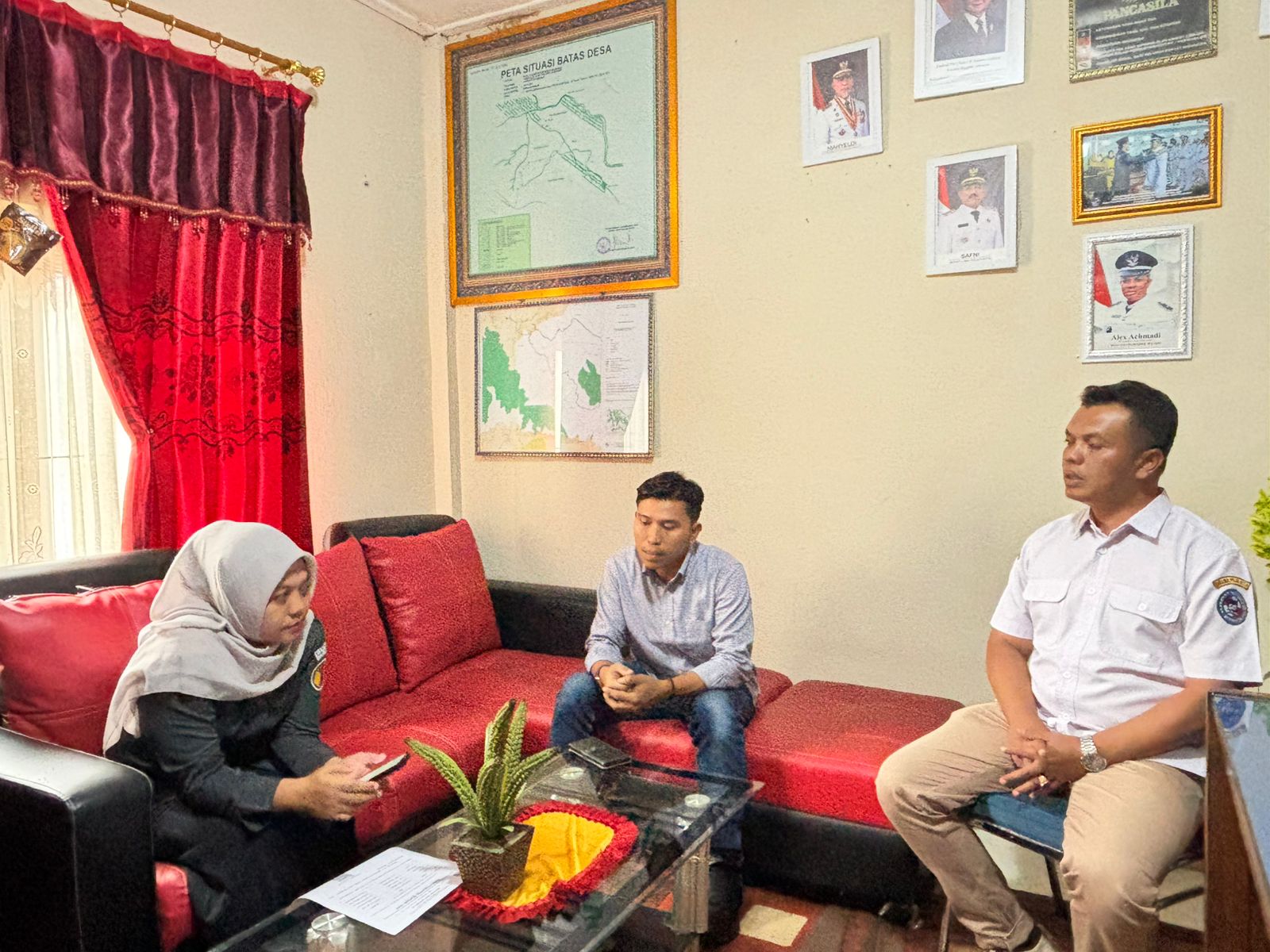 Anggota Bawaslu Kabupaten Lima Puluh Kota, Dapit Alexsander yang didampingi oleh staff sekretariat saat melakukan pengawasan uji petik di Nagari Sariak Laweh bersama Alex Achamadi, Dt Bandaro Nan Bagonjong selaku Wali Nagari Sariak Laweh, (11/5).