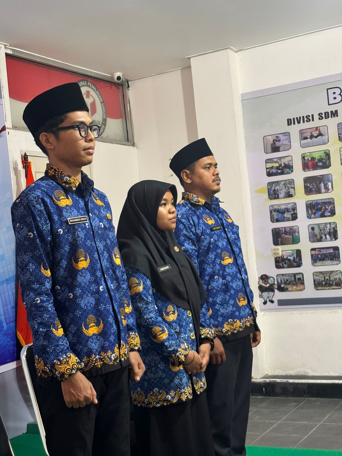 Tiga Orang CPNS Penempatan Bawaslu Lima Puluh Kota, Muhammad Imran, Rahmatun Nisa dan Mhd Ridho, saat dilantik dan mengambil sumpah janji sebagai Pegawasi Negeri Sipil (PNS), (19/5).