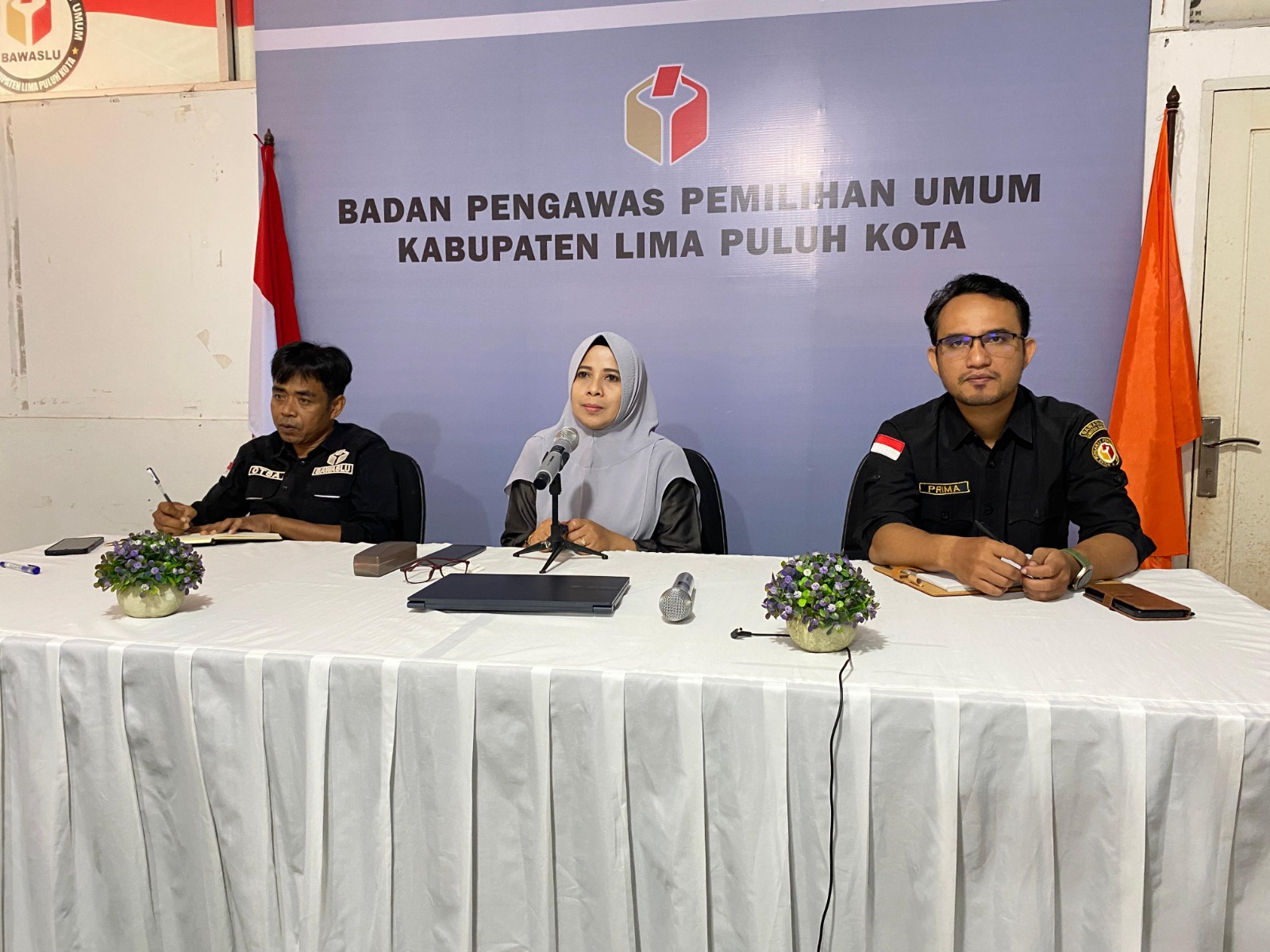 Mellia Rahmi, Kepala Sekretariat Bawaslu Lima Puluh Kota yang didampingi Kasubag Administrasi, Ot Saputra dan Kasubag Penanganan Pelanggaran Penyelesaian Sengketa Proses Pemilu dan Hukum, Prima Nugraha saat mengikuti kegiatan pembinaan kepegawaian bagi jajaran sekretariat Bawaslu Provinsi Sumatera Barat dan sekretariat Bawaslu kabupaten/kota se-Sumatera Barat, yang dilaksanakan secara daring melalui Zoom Meeting, (12/5).