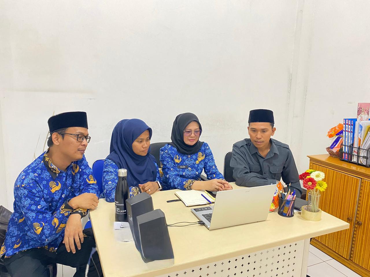 Anggota Bawaslu Kabupaten Lima Puluh Kota, Dapit Alexsander bersama Kasubag Pengawasan dan Humas, Eliza serta staff  sekretariat saat mengikuti kegiatan Rapat Penguatan Kemitraan Strategis dengan Media Massa yang diselenggarakan oleh Bawaslu Provinsi Sumatera Barat secara daring, Rabu (20/5/2026). 
