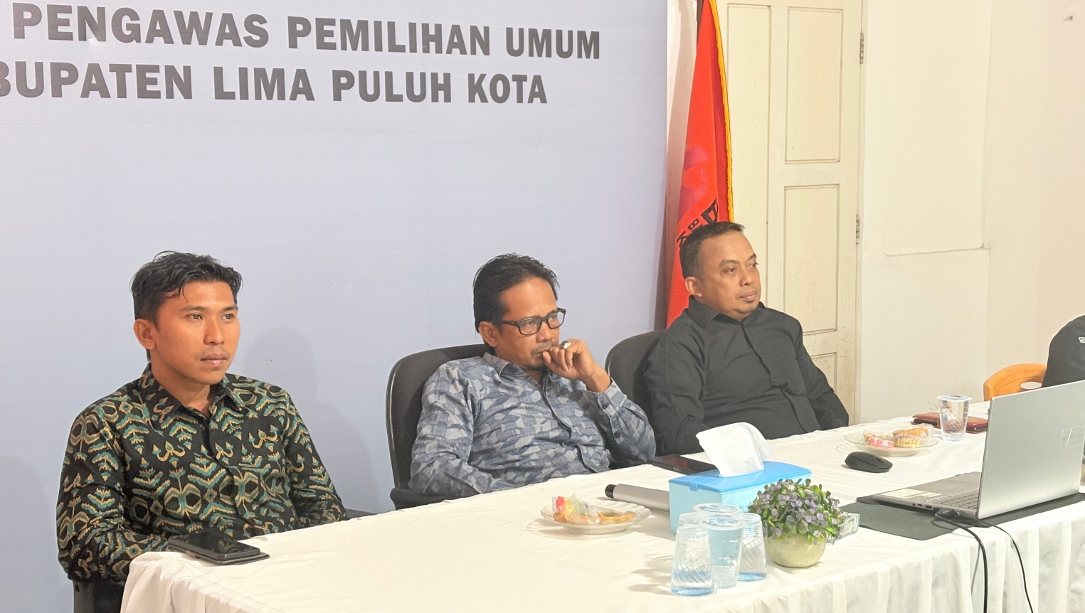Ketua Bawaslu Lima Puluh Kota, Yoriza Asra bersama Ismet Aljannata dan Dapit Alexsander selaku Anggota Bawaslu Lima Puluh Kota saat mengikuti kegiatan rapat fasilitasi layanan hukum dengan tema pembahasan Peraturan Bawaslu (Perbawaslu) Nomor 7 Tahun 2023 tentang Tata Cara Kerja Sama di Lingkungan Bawaslu pada senin (15/6).
