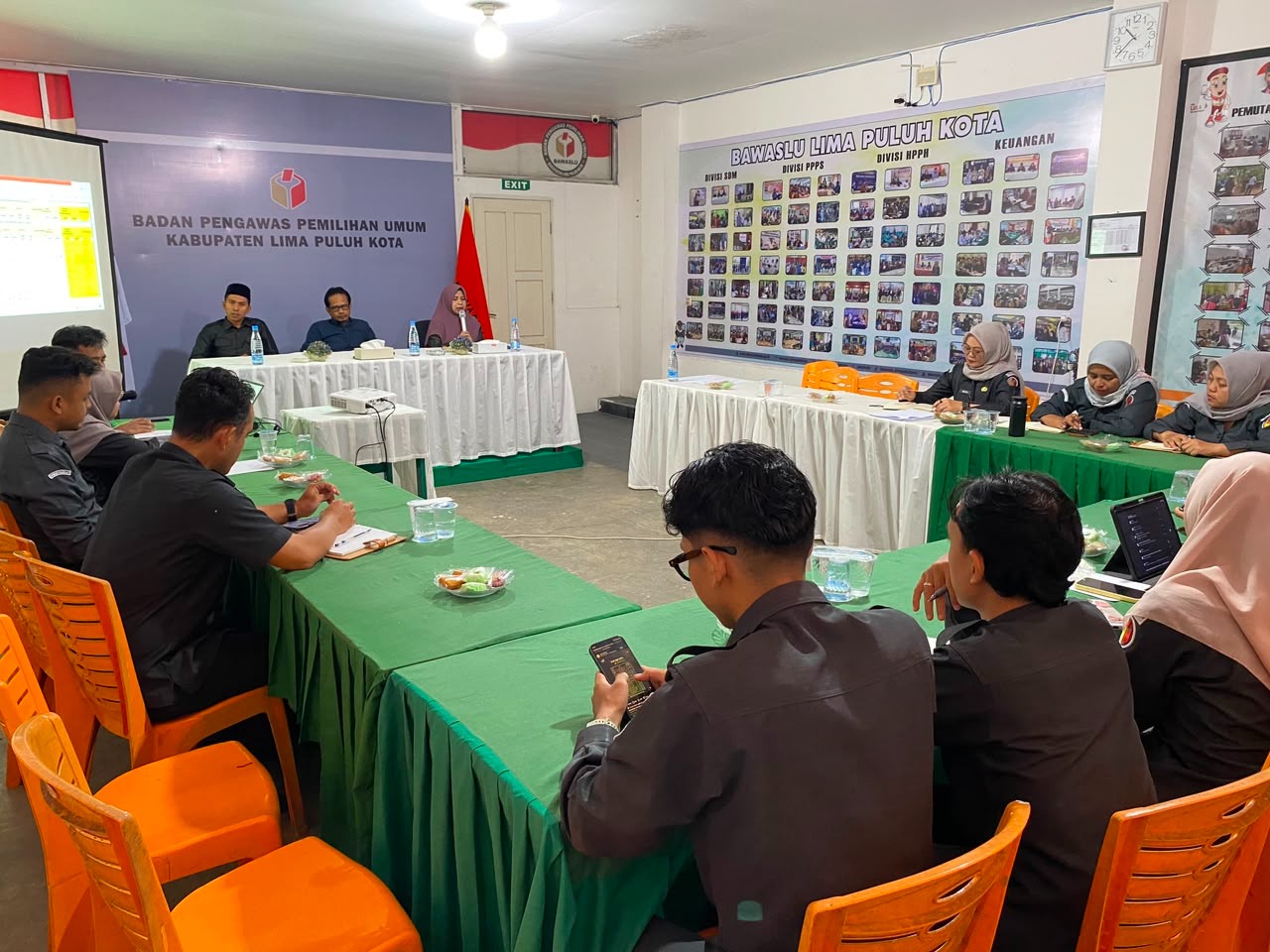 Pelaksanaan Rapat Pengelolaan Ketatausahaan dan Kearsipan Bawaslu Kabupaten Lima Puluh Kota yang dilaksanakan di Aula Bawaslu Kabupaten Lima Puluh Kota, Senin (20/7).