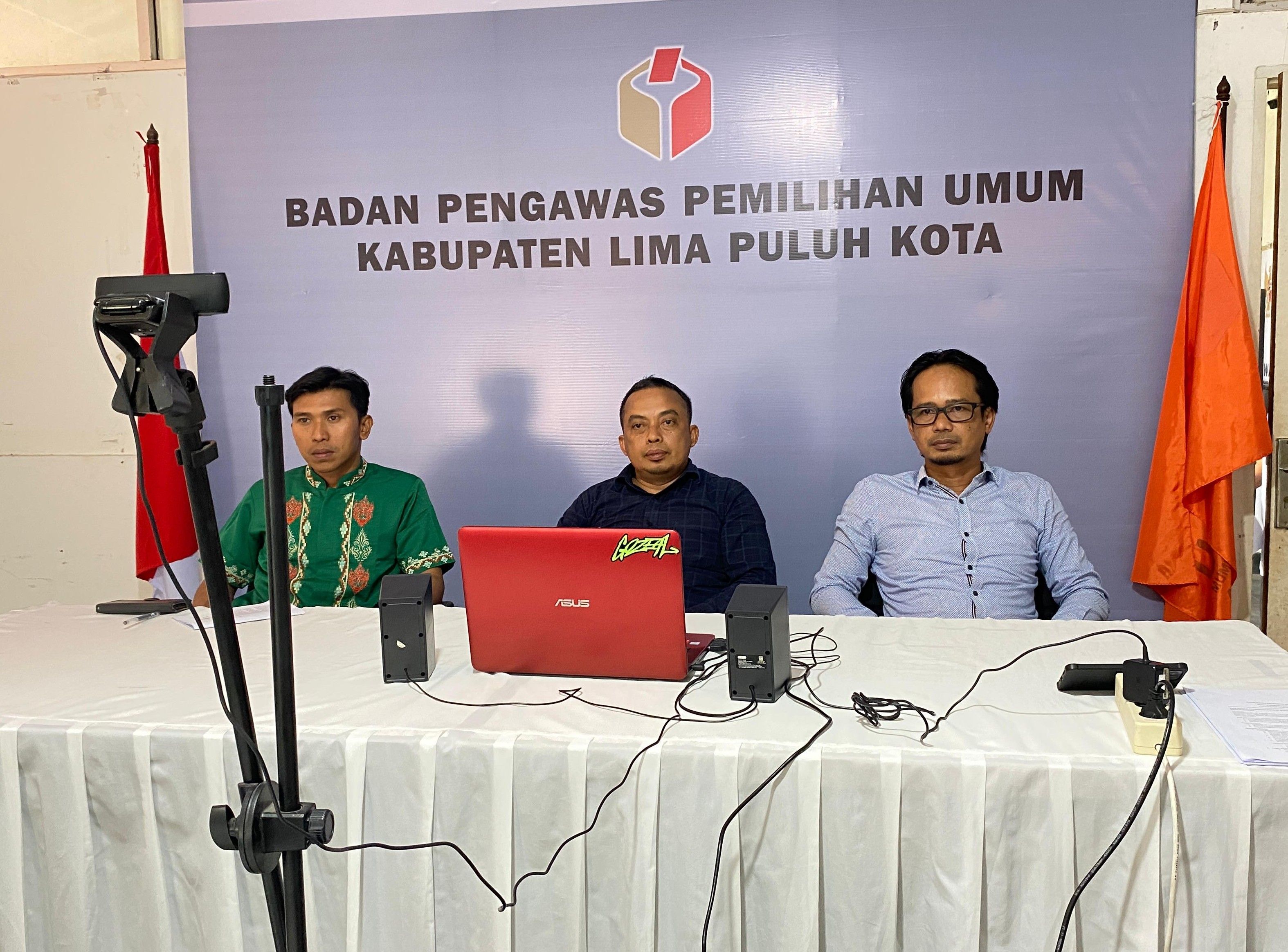 Pimpinan Bawaslu Lima Puluh Kota saat mengikuti zoom meeting