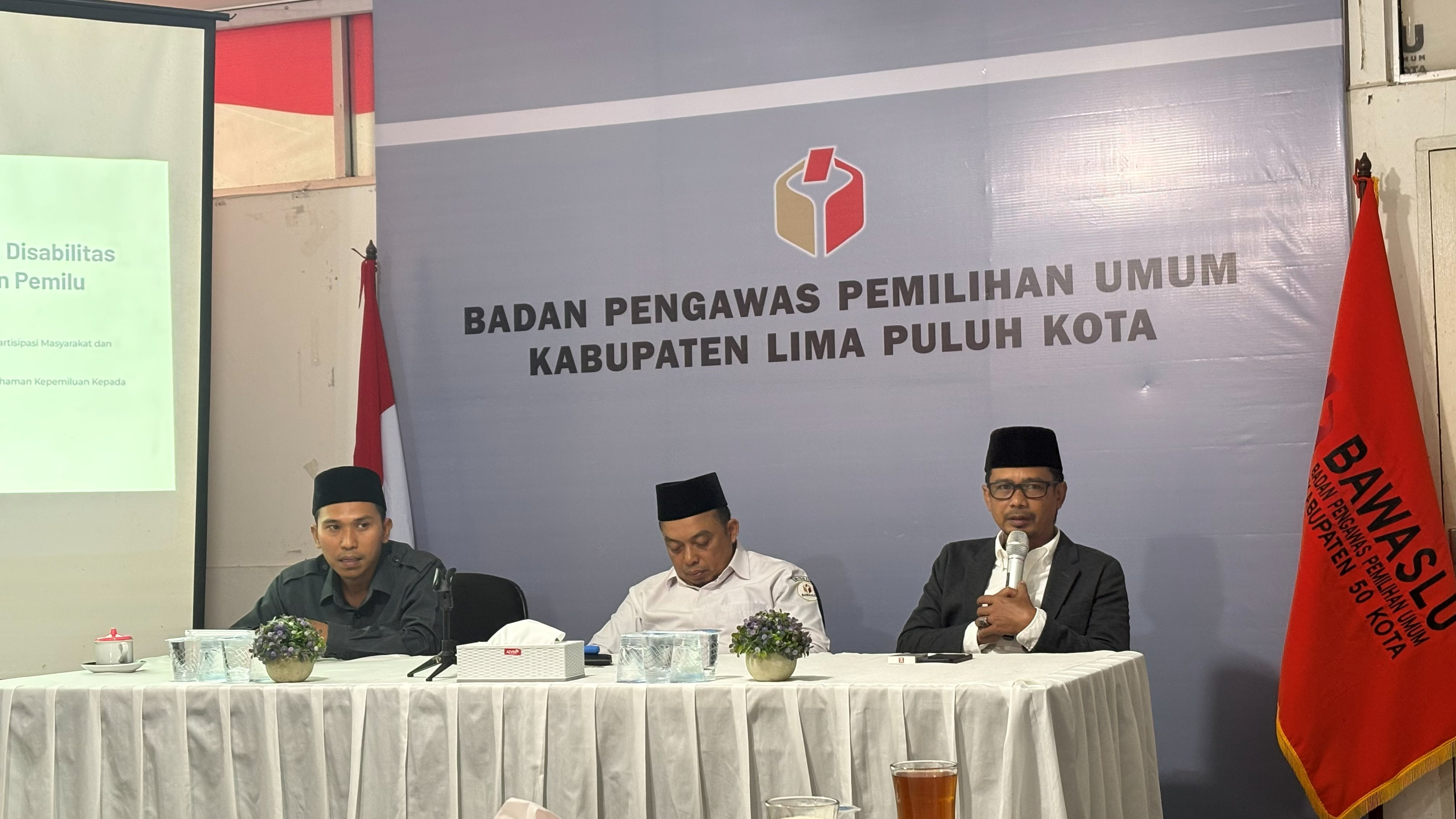 Pimpinan Bawaslu Lima Puluh Kota saat memberikan arahan