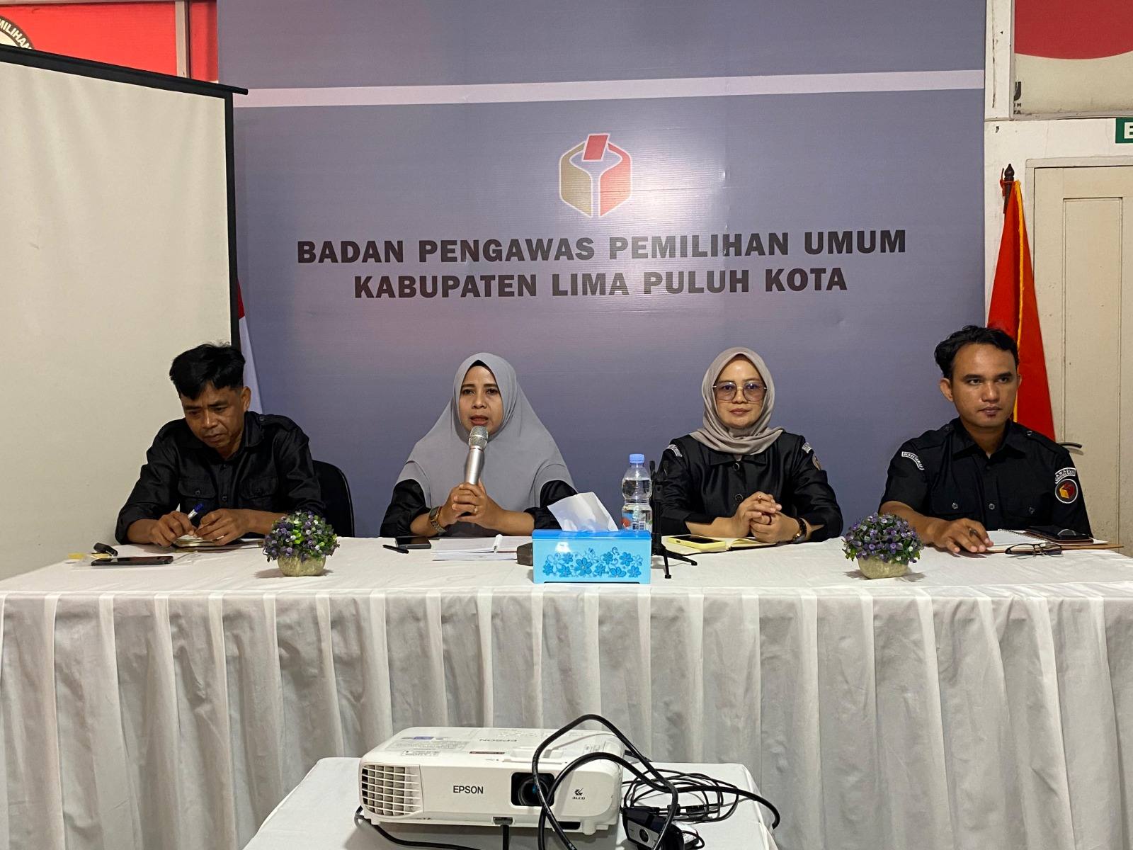Kepala Sekretariat Bawaslu Lima Puluh Kota, Mellia Rahmi, saat memberikan arahan kepada jajaran sekretariat pada kegiatan rapat evaluasi rutin bulanan di lingkungan Sekretariat Bawaslu Lima Puluh Kota  pada Senin, (8/6).