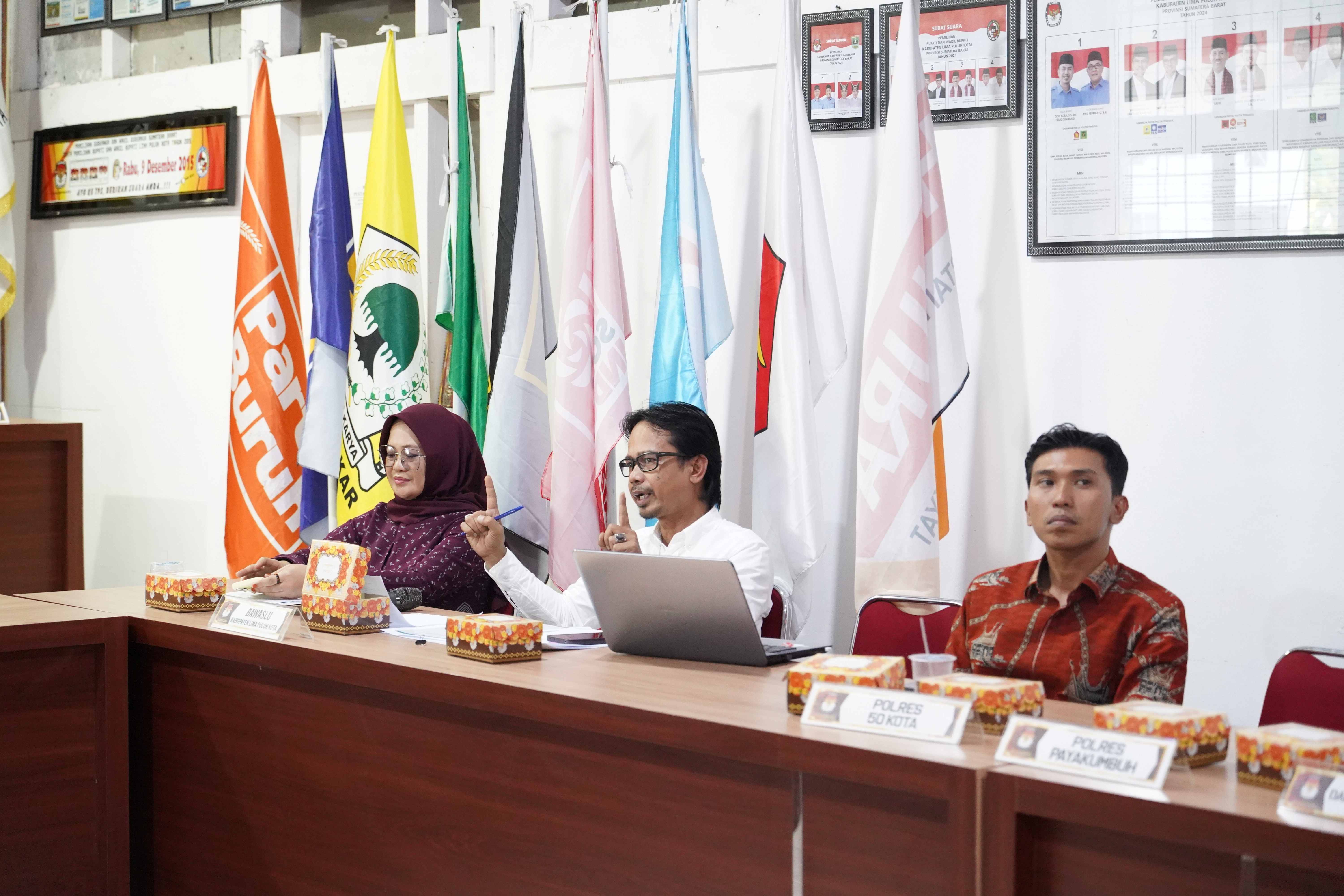 Ketua Bawaslu Lima Puluh, Yoriza Asra, Kota menyampaikan Hasil Pengawasan