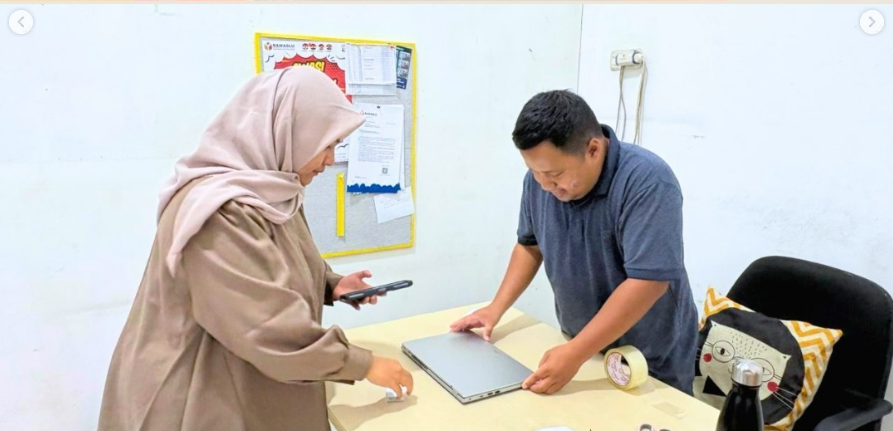 staf pengelola BMN saat menginventarisir barang