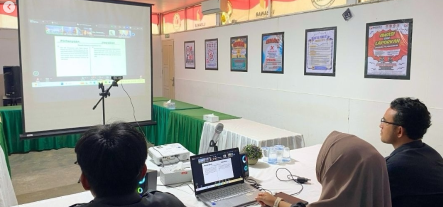 Kepala Sekretariat beserta Kasubbag saat mengikuti kegiatan zoom