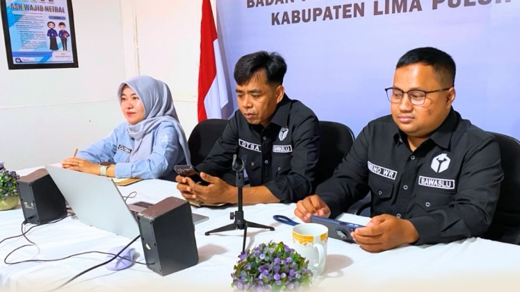 Kasubag Administrasi Bawaslu Lima Puluh kota, Ot Saputra didampingi oleh staff sekretariat saat mengikuti kegiatan Pembinaan Penyusunan Laporan Keuangan Tingkat Unit Akuntansi Kuasa Pengguna Anggaran (UAKPA) dan Unit Akuntansi Pembantu Pengguna Anggaran Wilayah (UAPPA-W) di lingkungan Bawaslu yang diselenggarakan oleh Bawaslu RI secara daring melalui Zoom Meeting, Selasa (9/6).