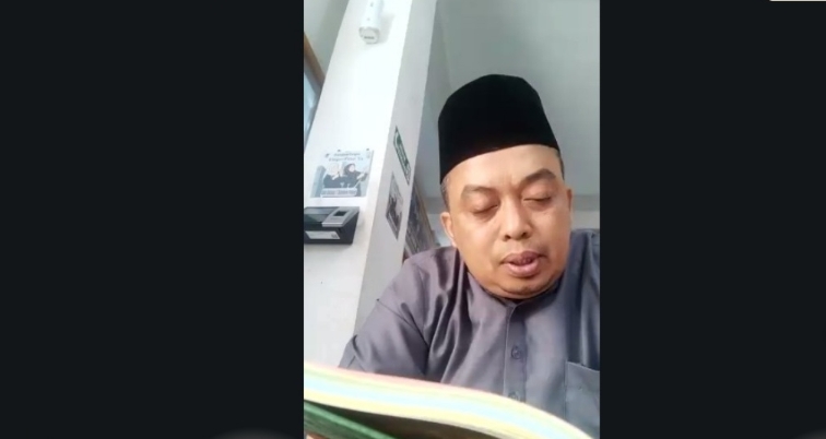 Anggota Bawaslu Lima Puluh Kota, Ismet Al Jannata saat membaca ayat suci Al-Qur'an dalam kegiatan Jumat Sehati yang diisi dengan tadarus Al-Qur'an secara daring pada Jumat (12/6)