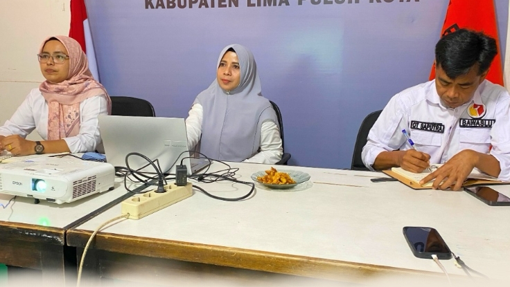 Kepala Sekretariat Bawaslu Lima Puluh Kota, Mellia Rahmi yang didampingi oleh Kasubag Administrasi, Ot Saputra dan staff sekretariat saat mengikuti kegiatan Pendampingan Pengisian Kertas Kerja Penilaian Mandiri Maturitas Sistem Pengendalian Intern Pemerintah (SPIP) Terintegrasi Bawaslu Tahun 2026 serta Bimbingan Penyusunan Dokumen Manajemen Risiko yang difasilitasi oleh tim Badan Pengawasan Keuangan dan Pembangunan (BPKP), Rabu (17/6).