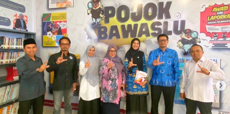 Pimpinan Bawaslu Lima Puluh Kota saat menerima kunjungan dari KI Provinsi Sumatera Barat, Tanti Endang Lestari, dalam rangka pendampingan pengisian kuesioner Monitoring dan Evaluasi (Monev) Keterbukaan Informasi Publik Tahun 2026, Rabu (17/6).