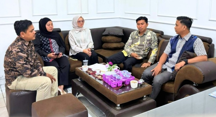 Anggota Bawaslu Kabupaten Lima Puluh Kota, Dapit Alexsander bersama Kasubag Pengawasan dan Humas, Eliza dan staff sekretariat saat melakukan koordinasi pelaksanaan Pemutakhiran Data Pemilih Berkelanjutan (PDPB) dengan Anggota KPU Kabupaten Lima Puluh Kota, Wendi (4/6).
