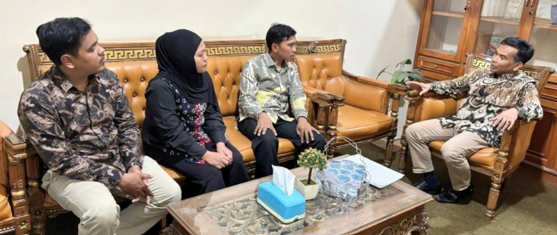 Anggota Bawaslu Lima Puluh Kota, Dapit Alexsander beserta staff sekretariat saat melaksanakan koordinasi dengan Dinas Kependudukan dan Pencatatan Sipil (Disdukcapil) Kabupaten Lima Puluh Kota terkait pelaksanaan Pemutakhiran Data Pemilih Berkelanjutan (PDPB), Kamis (4/6).