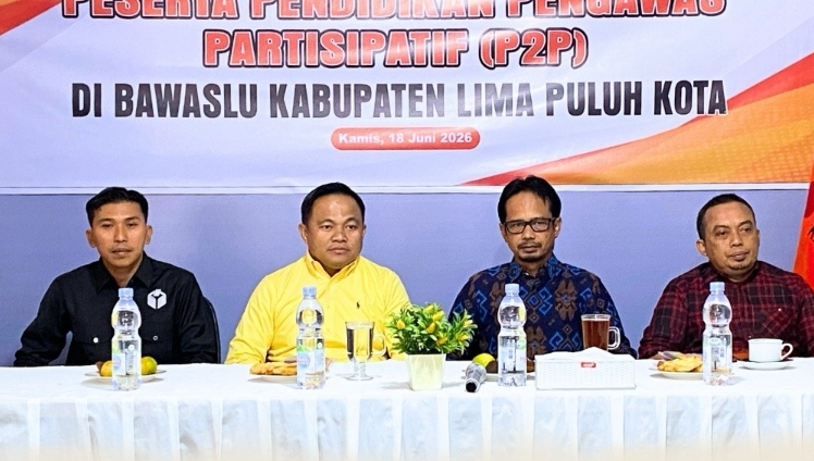 Ketua dan Anggota Bawaslu Kabupaten Lima Puluh Kota bersama Anggota Bawaslu Provinsi Sumatera Barat, Khadafi saat akan membuka kegiatan Pendidikan Pengawas Partisipatif (P2P) bertema "Berfungsi dan Bergerak untuk Pemilu Tahun 2029 yang Bermartabat" di Kabupaten Lima Puluh Kota, Kamis (18/6). 